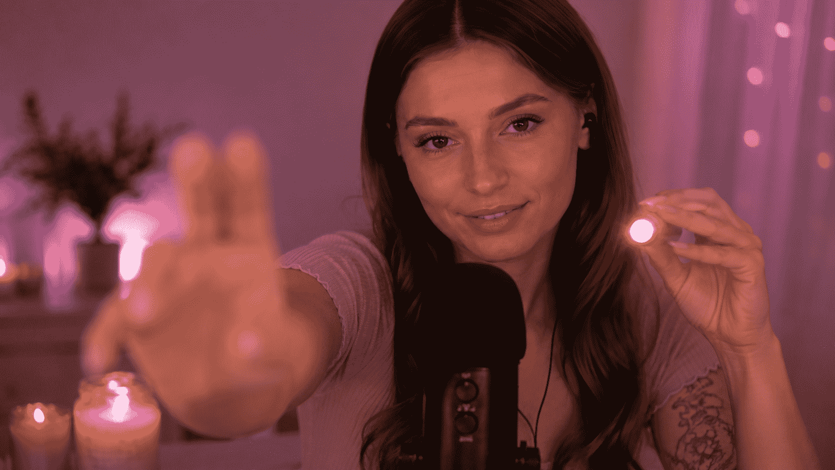 ASMR-Creatorin in einer ruhigen Personal-Attention-Rollenspielszene mit sanfter Beleuchtung